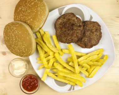 Hamburger bir plaka üzerinde ahşap arka plan - üstten görünüm