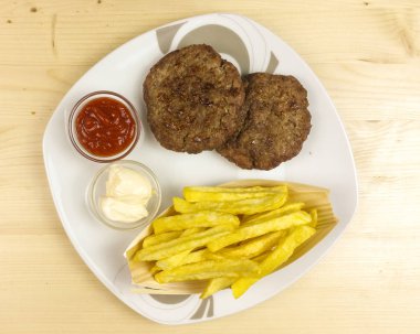 Hamburger bir plaka üzerinde ahşap arka plan - üstten görünüm