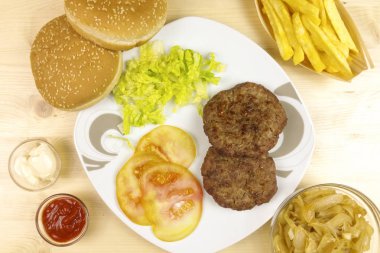 Hamburger bir plaka üzerinde ahşap arka plan - üstten görünüm