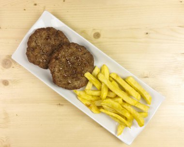 Hamburger bir plaka üzerinde ahşap arka plan - üstten görünüm