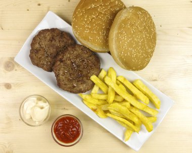 Hamburger bir plaka üzerinde ahşap arka plan - üstten görünüm