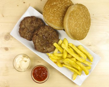 Hamburger bir plaka üzerinde ahşap arka plan - üstten görünüm