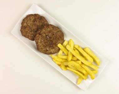 Hamburger bir plaka üzerinde beyaz arka plan - üstten görünüm