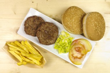 Hamburger bir plaka üzerinde ahşap arka plan - üstten görünüm