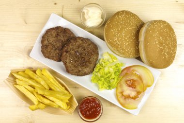 Hamburger bir plaka üzerinde ahşap arka plan - üstten görünüm