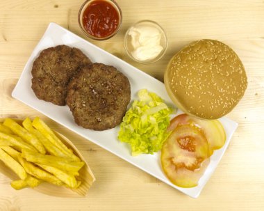 Hamburger bir plaka üzerinde ahşap arka plan - üstten görünüm