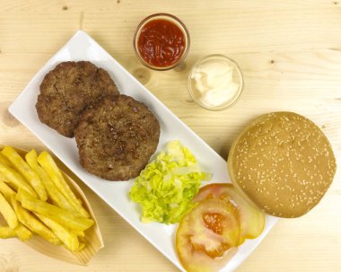Hamburger bir plaka üzerinde ahşap arka plan - üstten görünüm