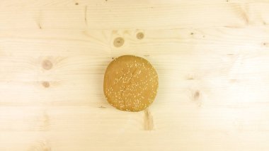 Yapımı Hamburger ve patates kızartması ahşap arka plan - üstten görünüm