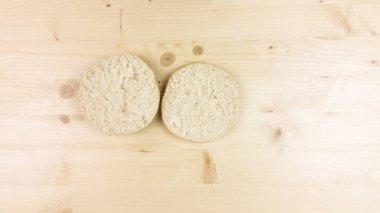 Yapımı Hamburger ve patates kızartması ahşap arka plan - üstten görünüm