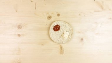 Yapımı Hamburger ve patates kızartması ahşap arka plan - üstten görünüm