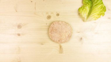 Yapımı Hamburger ve patates kızartması ahşap arka plan - üstten görünüm