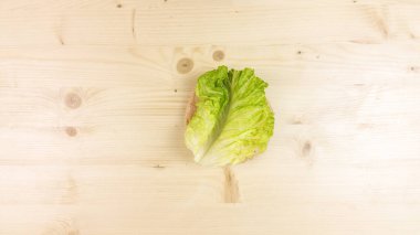 Yapımı Hamburger ve patates kızartması ahşap arka plan - üstten görünüm