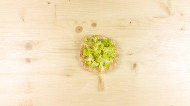 Yapımı Hamburger ve patates kızartması ahşap arka plan - üstten görünüm