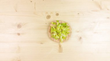 Yapımı Hamburger ve patates kızartması ahşap arka plan - üstten görünüm