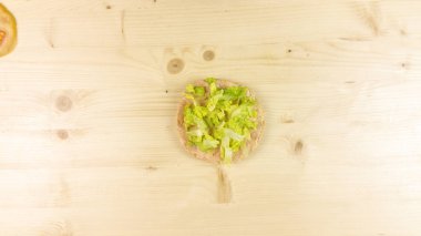 Yapımı Hamburger ve patates kızartması ahşap arka plan - üstten görünüm