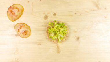 Yapımı Hamburger ve patates kızartması ahşap arka plan - üstten görünüm