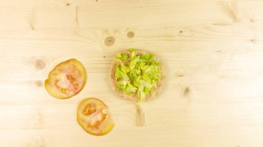 Yapımı Hamburger ve patates kızartması ahşap arka plan - üstten görünüm