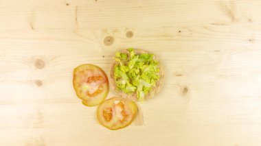 Yapımı Hamburger ve patates kızartması ahşap arka plan - üstten görünüm