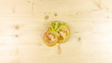 Yapımı Hamburger ve patates kızartması ahşap arka plan - üstten görünüm