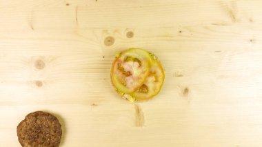 Yapımı Hamburger ve patates kızartması ahşap arka plan - üstten görünüm