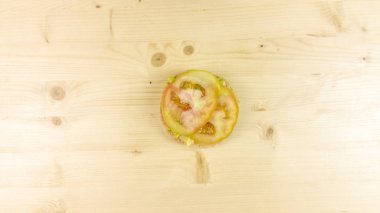 Yapımı Hamburger ve patates kızartması ahşap arka plan - üstten görünüm