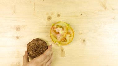 Yapımı Hamburger ve patates kızartması ahşap arka plan - üstten görünüm