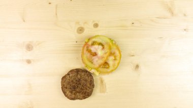 Yapımı Hamburger ve patates kızartması ahşap arka plan - üstten görünüm