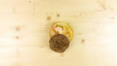 Yapımı Hamburger ve patates kızartması ahşap arka plan - üstten görünüm