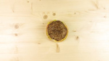Yapımı Hamburger ve patates kızartması ahşap arka plan - üstten görünüm
