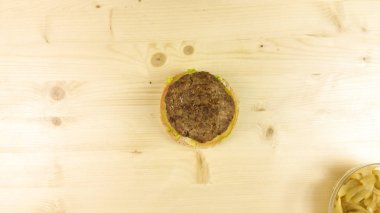 Yapımı Hamburger ve patates kızartması ahşap arka plan - üstten görünüm