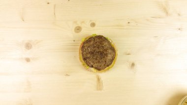 Yapımı Hamburger ve patates kızartması ahşap arka plan - üstten görünüm