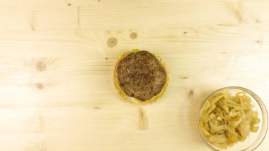 Yapımı Hamburger ve patates kızartması ahşap arka plan - üstten görünüm