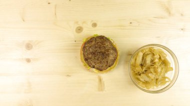 Yapımı Hamburger ve patates kızartması ahşap arka plan - üstten görünüm