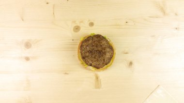 Yapımı Hamburger ve patates kızartması ahşap arka plan - üstten görünüm