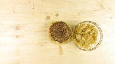 Yapımı Hamburger ve patates kızartması ahşap arka plan - üstten görünüm