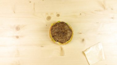 Yapımı Hamburger ve patates kızartması ahşap arka plan - üstten görünüm