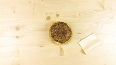 Yapımı Hamburger ve patates kızartması ahşap arka plan - üstten görünüm