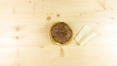 Yapımı Hamburger ve patates kızartması ahşap arka plan - üstten görünüm