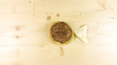 Yapımı Hamburger ve patates kızartması ahşap arka plan - üstten görünüm