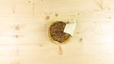 Yapımı Hamburger ve patates kızartması ahşap arka plan - üstten görünüm