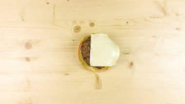 Yapımı Hamburger ve patates kızartması ahşap arka plan - üstten görünüm