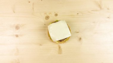 Yapımı Hamburger ve patates kızartması ahşap arka plan - üstten görünüm