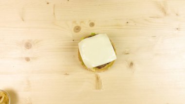 Yapımı Hamburger ve patates kızartması ahşap arka plan - üstten görünüm