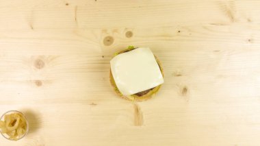 Yapımı Hamburger ve patates kızartması ahşap arka plan - üstten görünüm