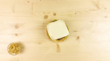 Yapımı Hamburger ve patates kızartması ahşap arka plan - üstten görünüm