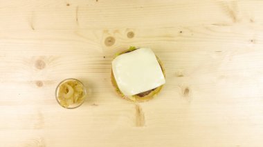 Yapımı Hamburger ve patates kızartması ahşap arka plan - üstten görünüm