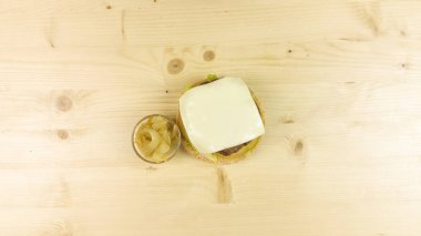 Yapımı Hamburger ve patates kızartması ahşap arka plan - üstten görünüm