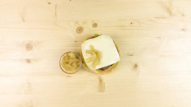 Yapımı Hamburger ve patates kızartması ahşap arka plan - üstten görünüm