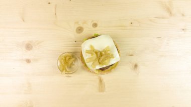 Yapımı Hamburger ve patates kızartması ahşap arka plan - üstten görünüm