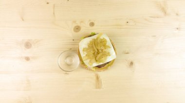 Yapımı Hamburger ve patates kızartması ahşap arka plan - üstten görünüm